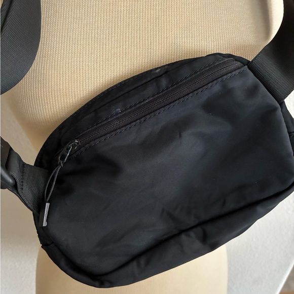 Lululemon Everywhere Belt Bag - Picture 10 of 10